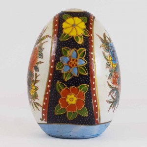 Vintage Satsuma Egg, Satsuma Pottery Egg Of 4 Inch Size With Hand Painted Floral Design In White And Black Finish CHE4-01