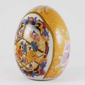 Vintage Satsuma Egg, Satsuma Pottery Egg Of 5 Inch Size Portraying Geisha With Emperor Prominent Orange Color CHE5-01